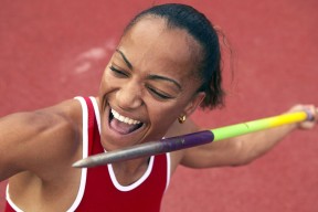 国家队主力球员带伤坚持训练赢得球迷尊重与掌声，国家队球员名单